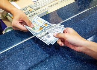 Këmbimi valutor sot/ Me sa lekë blihen e shiten valutat kryesore, çfarë ndodh me monedhat e tjera