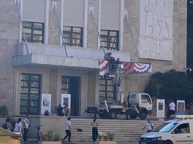 -640-0-1688369476xkryeministria-bill-clinton-pergatitje-transformed-870