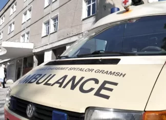 Kamioni bie në humnerë në Gramsh, humbin jetën mësuesja dhe drejtuesi i mjetit, në gjendje të rëndë infermierja