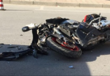 Motori përplaset me një kamion, humb jetën drejtuesi