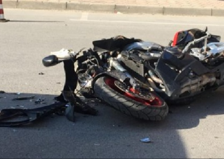 Motori përplaset me një kamion, humb jetën drejtuesi