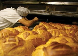 Nuk ka më bukëpjekës/ Shoqata e prodhuesve të bukës kërkon subvencionim nga shteti: Zanat në zhdukje
