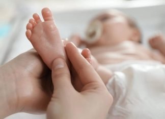 E huaja braktis fëmijën e mitur në një spital në Tiranë, policia vihet në kërkim të saj