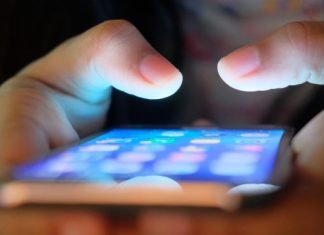 Një grua kanos me celular një burrë në Gramsh. Ai e denoncon