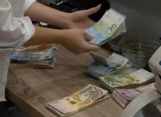 Çfarë po ndodh sot me monedhat e huaja? Ja me sa po blihen dhe shiten dollari dhe euro