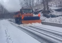 Priten reshje bore, policia apel shoferëve: Tregoni kujdes, ka lagështi dhe ngrica në rrugë