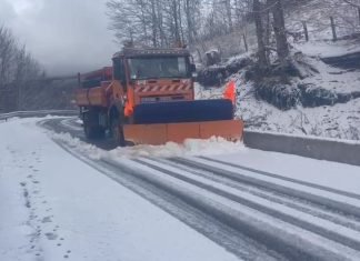 Priten reshje bore, policia apel shoferëve: Tregoni kujdes, ka lagështi dhe ngrica në rrugë