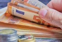 Çfarë po i ndodh monedhave tuaja? Ja sa blihet dhe shitet dollari dhe euro