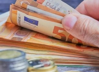 Çfarë po i ndodh monedhave tuaja? Ja sa blihet dhe shitet dollari dhe euro
