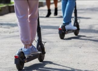 Greqia ndalon monopatinat elektrike për personat nën 18 vjeç, sigurim i detyrueshëm për ato me qira