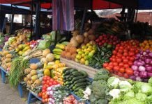Mbyllet tregu i fruta-perimeve në Vlorë/ Tegtarët pyeten se ku do shkojnë tani, qytetarja: Në të sëmës…