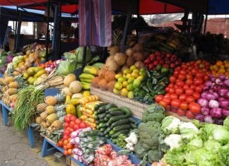 Mbyllet tregu i fruta-perimeve në Vlorë/ Tegtarët pyeten se ku do shkojnë tani, qytetarja: Në të sëmës…