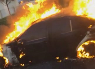 Digjet një automjet i parkuar në Prrenjas, vetëm dëme materiale