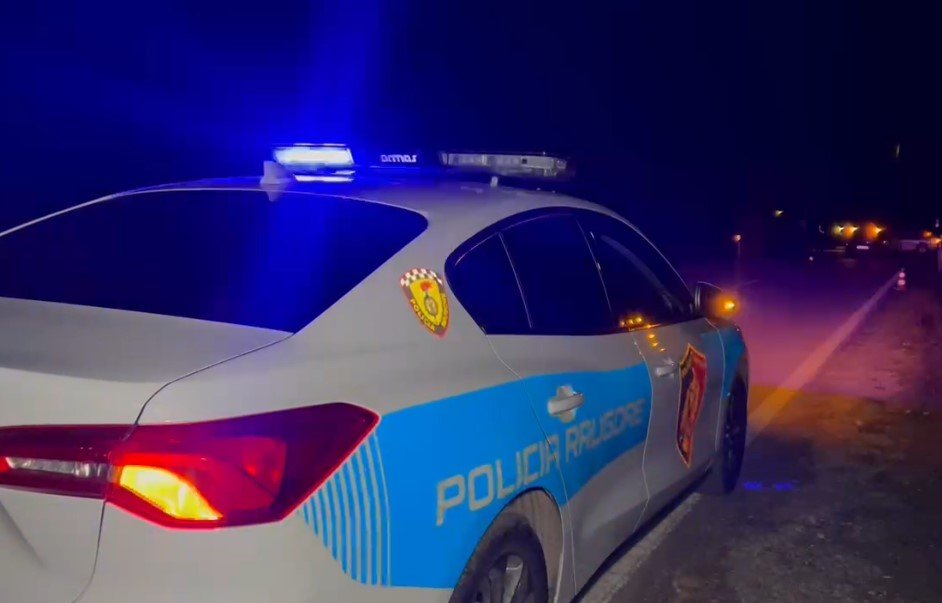 Ishte nisur nga Elbasani drejt Peqinit në këmbë mes autostradës, policia ndihmon të moshuarën