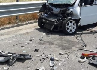 12-vjeçari merr makinën e të atit dhe përfshihet në aksident, 2 të plagosur!