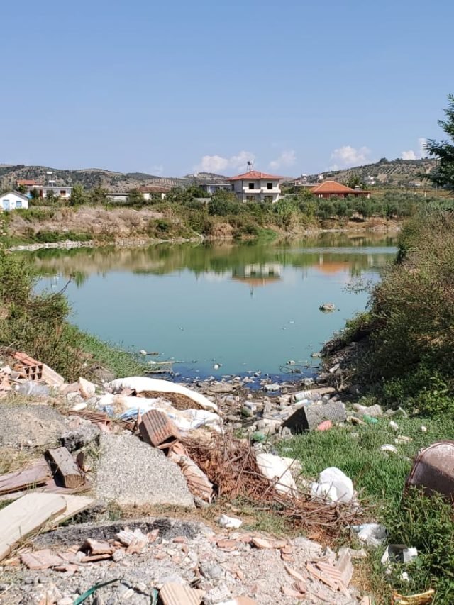 Pamja e pasme e Belshit të Rilindur: Liqeni i Mullizit, qelbet nga plehrat
