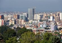 27-vjeçari bie aksidentalisht nga lartësia e pallatit ku banonte, niset menjëherë drejt spitalit