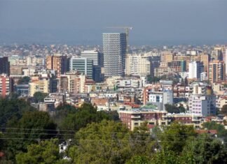 27-vjeçari bie aksidentalisht nga lartësia e pallatit ku banonte, niset menjëherë drejt spitalit