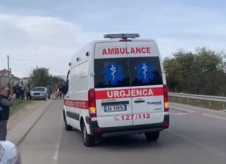 Sherr me thika mes adoleshentëve në Berat! 19-vjeçari i plagosur dërgohet në spital