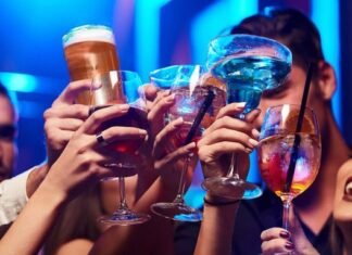 Rënie e konsumit në bare dhe restorante, ndryshojnë zakonet e të rinjve