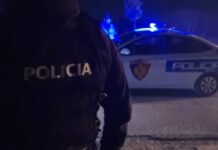 Morën peng një person që ndodhej në “arrest shtëpie”/ Shoqërohet në polici vëllai i deputetit Bledion Nallbati dhe dy të tjerë (EMRAT)