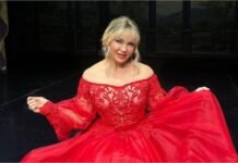 Ngjarje e rëndë në TKOB, soprano Eva Golemi rrëzohet në skenë pasi tenori italian harron ta presë, largohet nga shfaqja me ambulancë