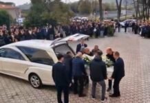 U gjet pa shenja jete në dhomën e tij/ Mes dhimbjes e lotëve, familjarët dhe miqtë i japin lamtumirën e fundit 19-vjeçarit shqiptar në Itali