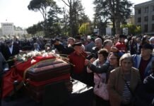 Foto-galeri/  Lamtumira e fundit- Mijëra qytetarë dhe personalitete përcjellin Fatos Nanon për në banesën e fundi