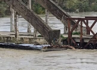 Vjosa përmbyt 21 banesa në Fier, banorët refuzojnë evakuimin