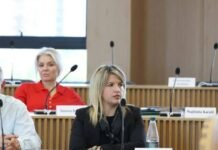 Një grua në krye të grupit të këshilltarëve demokratë në Elbasan