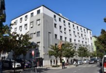 Plagosi me thikë bashkëmoshatarin e tij/ Gjykata e Durrësit lë në burg 14-vjeçarin