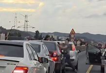 Plas grushti në mes të autostradës. Shoferët shohin duelin. Video