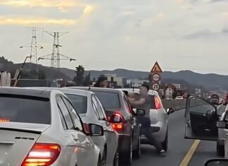 Plas grushti në mes të autostradës. Shoferët shohin duelin. Video