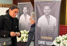 Ceremonia e homazheve për Shpat Kasapin, Big Mama shfaqet thellësisht e prekur!