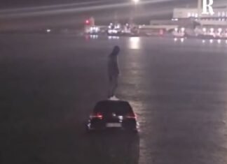 Ndodh në portin e Barit, makina e të riut shqiptar bie në det teksa ngjitej në traget, shpëtohet nga roja bregdetare (VIDEO)