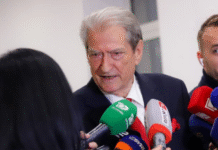 Mbledhja e Grupit të PD, Berisha: Do ngremë platformë te Kryeministria, protestë për largimin e Rama-Ballukut