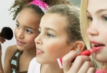 A duhet t’i lejoni fëmijët tuaj që të bëjnë make-up?! Ja se çfarë thonë psikologët