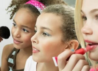 A duhet t’i lejoni fëmijët tuaj që të bëjnë make-up?! Ja se çfarë thonë psikologët