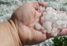 Reshje të dendura shiu dhe breshëri përfshijnë Elbasanin