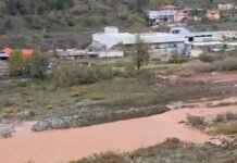 Alarm në Librazhd: Shkumbini përmbyt lagjen pranë Parkut të Qershive, mungesa e argjinaturës kthehet në rrezik katastrofik