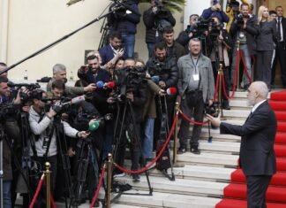 “Do e shkarkoni Ballukun?”/ Rama ‘përplaset’ sërish me gazetaren: Pse duhet të biesh në sy ti me ulërima! Merre fjalën fol me etikë dhe je në rregull