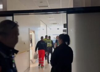 Aksident i rëndë në autostradë/ Makina përfundon në kanal, pesë persona të plagosur