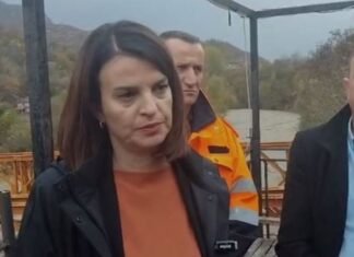 Moti i keq, lumi Shkumbin thyen urën! Banorët e fshatit Xhyrë të bllokuar