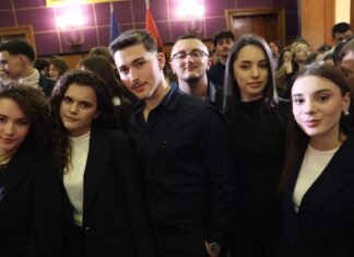 Tre nxënës nga Elbasani vlerësohen me “Medalje Ari”