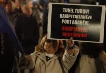 FOTOLAJM/ Pankarta të shumta në protestën e opozitës: Tunel turqve, port arabëve ndërsa shqiptarëve ‘Noc Rrokun’