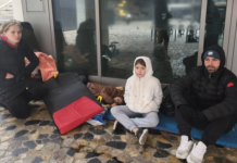 Pamje të trishta/ Familja shqiptare fle në rrugët e Francës