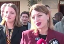 Prefektja e Shkodrës bëhet ‘lëmsh’ me urimin për Krishtlindje! Gazetarët i kujtojnë që është live