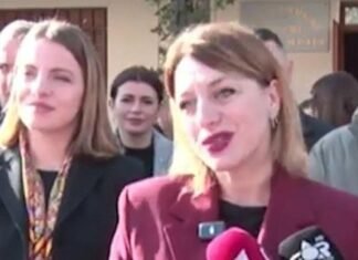 Prefektja e Shkodrës bëhet ‘lëmsh’ me urimin për Krishtlindje! Gazetarët i kujtojnë që është live