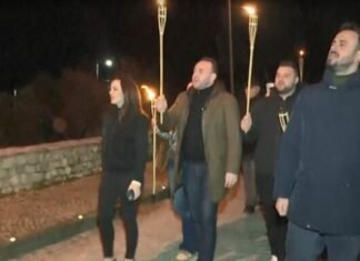 Deputetët e PD-së i shkojnë Ramës në Surrel: Jep dorëheqjen, ke vjedhur paratë bashkë me Ergys Agasin