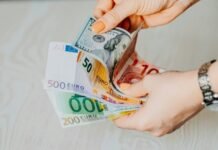 Euro nën presion të vazhdueshëm, bie në minimum historik